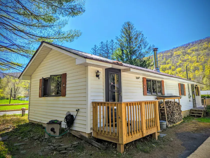 Your Sunny Bungalow Awaits! - Image 1