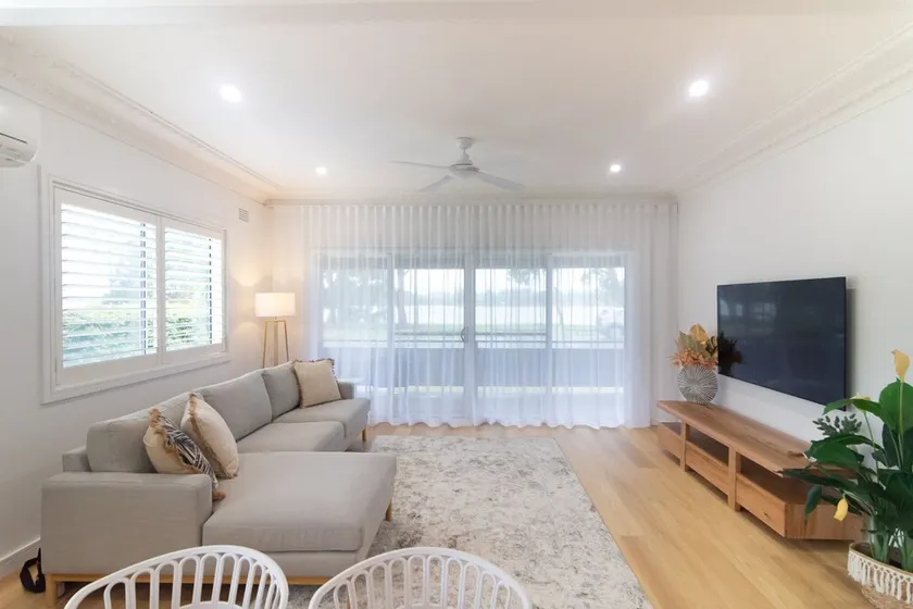 Charming 3 bedroom, modern, waterfront home - Image 1