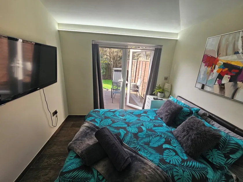 Modern annex with private kitchen and bathroom - Image 1
