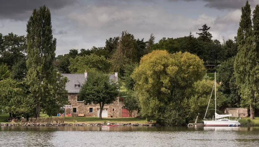 Port de Folleux, waterfront accommodation with terrace in wooded garden - Image 1