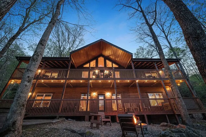 Hickory Hollow Lodge, 8 Bedrooms, Pool Table, Theater Room, WiFi, Sleeps 20 - Image 1