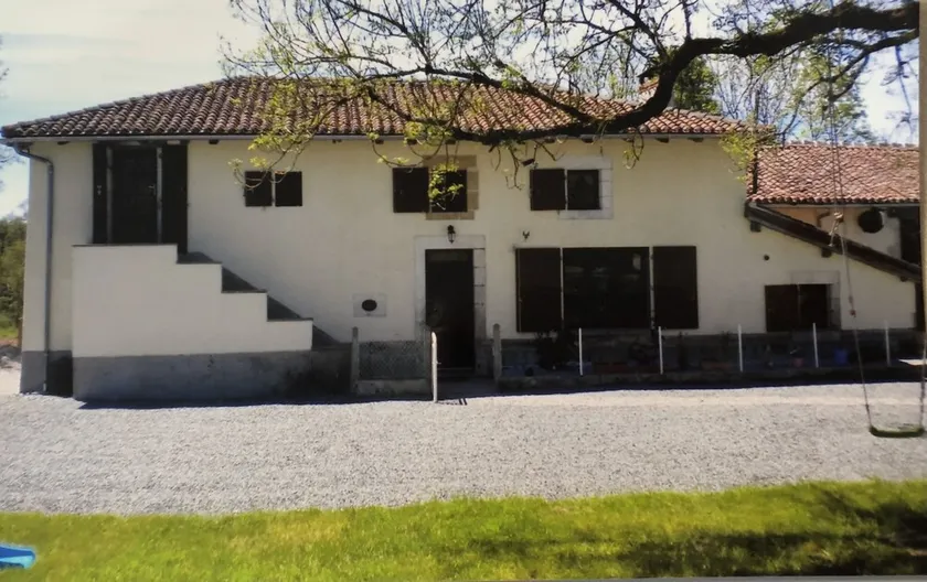 Lovely detached Farmhouse on edge of village near Confolens - Image 1