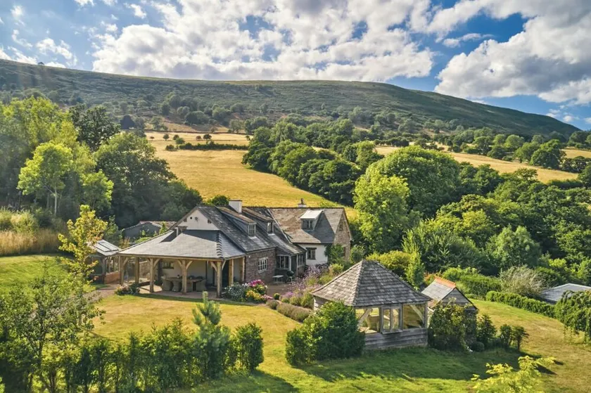 Idyllic 17th Century Farmhouse with Glorious Mountain Views - Image 1