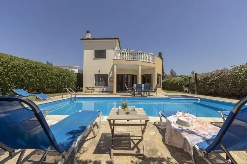 Villa Tsikkos Tria: localização premium à beira-mar, piscina privativa, A / C - Image 1