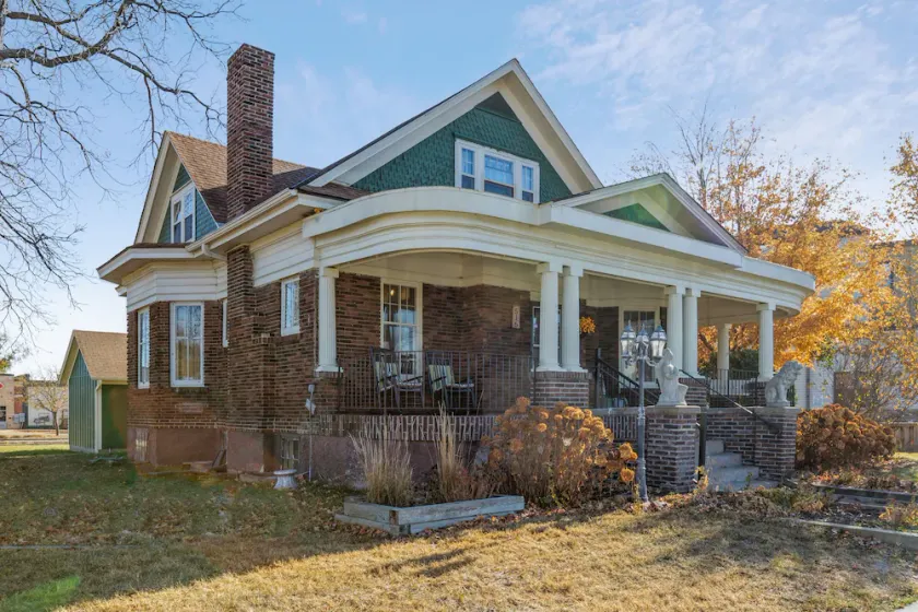 Charming Historic Home.  Large 5 bed 2 bath- close to everything - Image 1