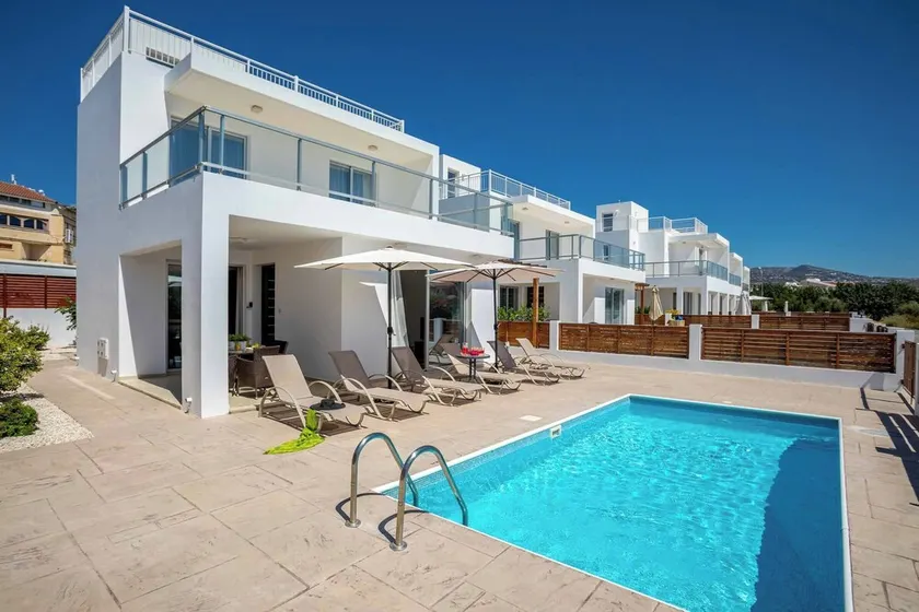 Villa White Moonflower - Image 1