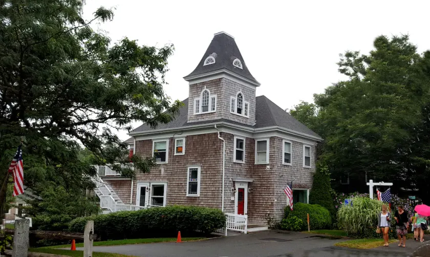 Location Location! Perfect 2-Bedroom Condo On Main Street In Chatham - Image 1