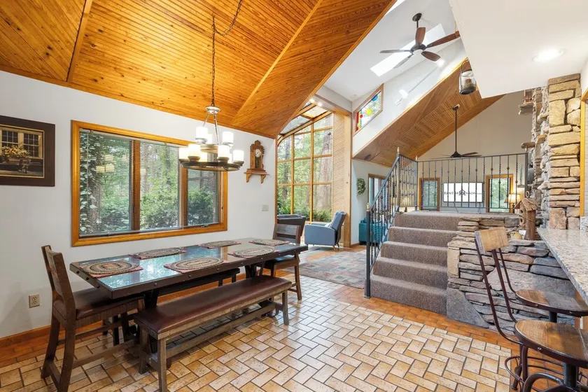 Tall Pines Sanctuary - Home in a 40 Acre Forest Game Table HotTub Bunk Room mycket privat - Image 1
