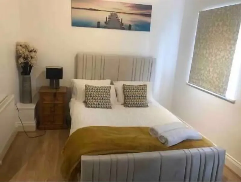 3 Bed House - Sleeps 6 - Garden - Parking - Image 1