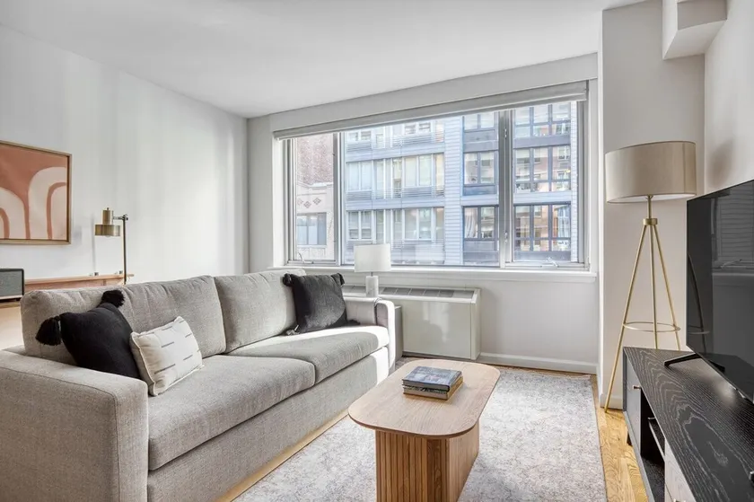 Beautiful Chelsea 1BR w/ Doorman & Gym, near High Line, by Blueground - Image 1