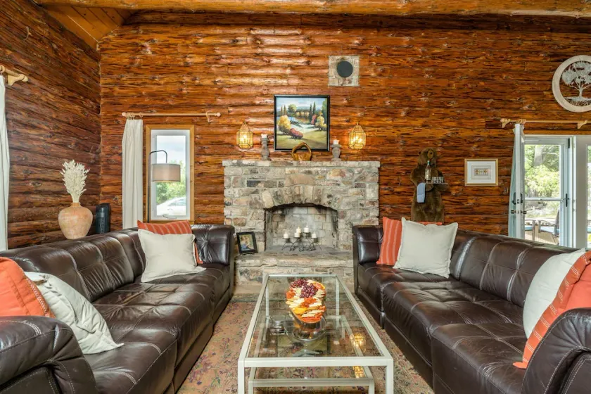 Ellie's Log Cabin: Enjoy cozy shelter with magnificent Outlook! - Image 1