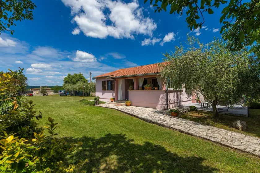 Umzäuntes Ferienhaus mit Liegestühlen auf 1000m2 großem Grundstück - Image 1