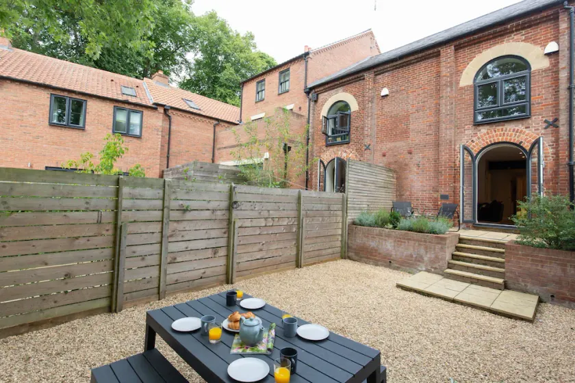 7 Swan Court - Image 1