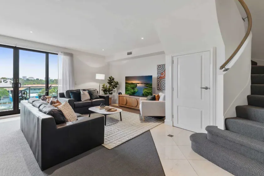 Spacious 3-Bed Apartment by the MCG - Image 1