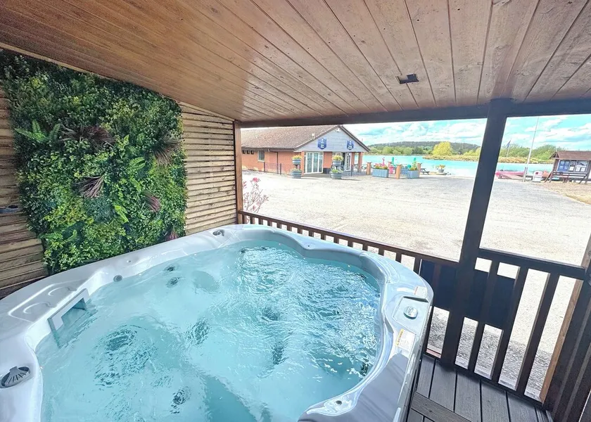 Comfortable lodge that sleeps four people, ideal for families. - Image 1