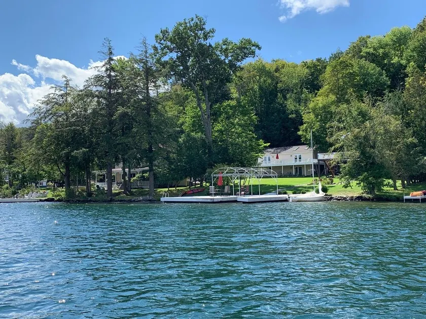  Catskill House on beautiful Oquaga Lake next to the historical Chestnut Inn - Image 1