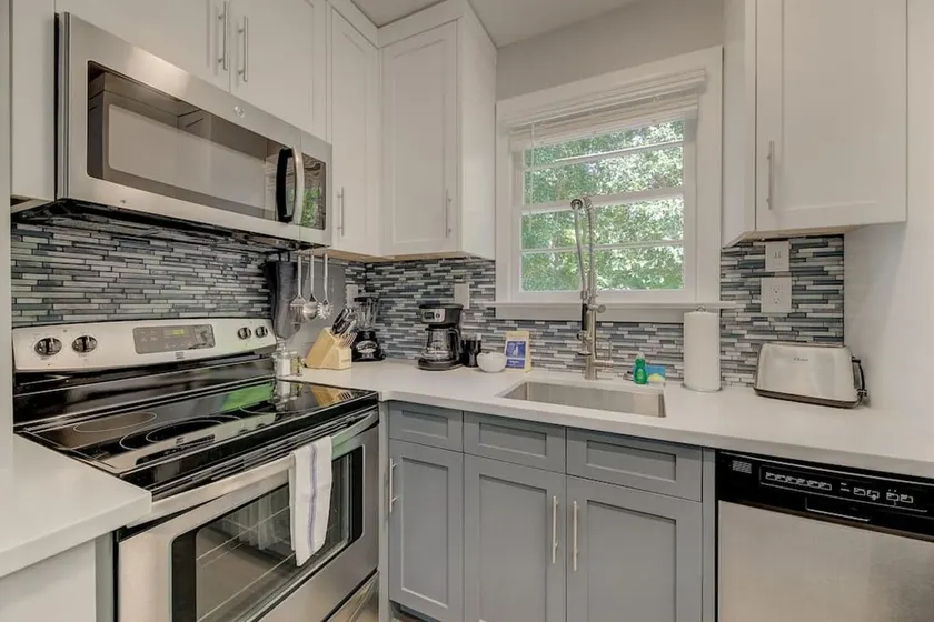 818 Queen St · Relaxing Cozy Apartment in Downtown Cola - Image 1