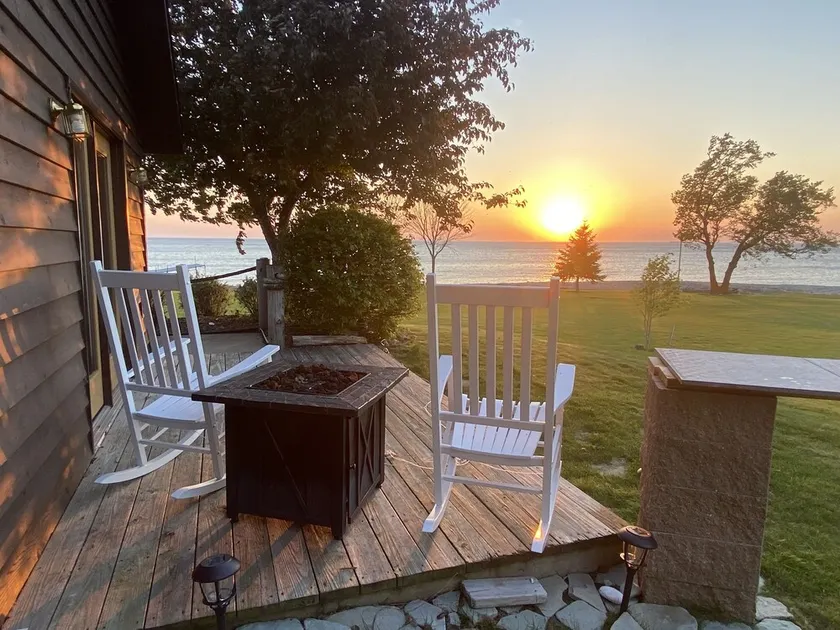 Hansen Shores on Sunset Point - 300 Ft Shoreline - Full Kitchen/sleeps 9 - Image 1