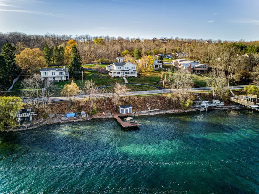 Enjoy swimming/boating in the lake, Fall Foliage, Wine trail, Skiing and Hiking - Image 1