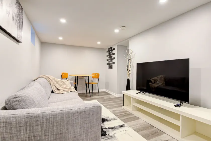 1 Bedroom Apartment Downtown - Close to Hospital and University - Image 1