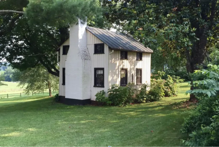 Charming Farmhouse Cottage with Mountain Views - Image 1