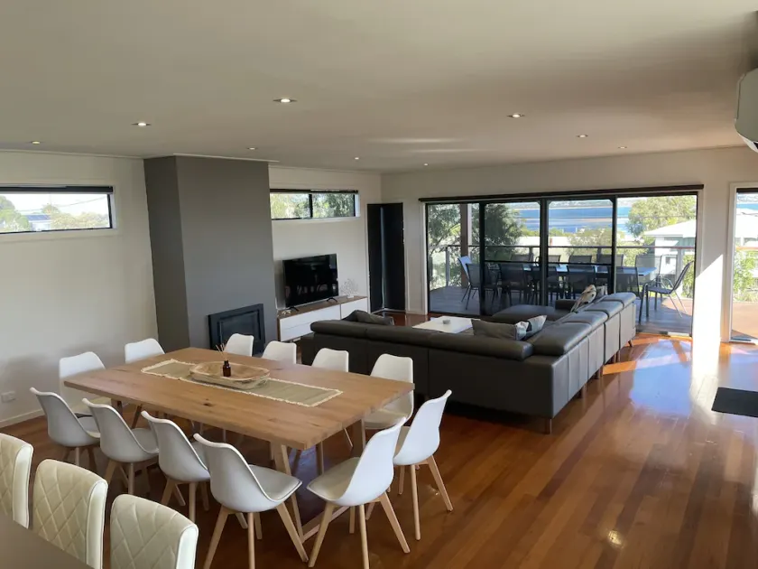 Ocean views, 5min walk to beach/playground, easy 10min walk to shops - Image 1