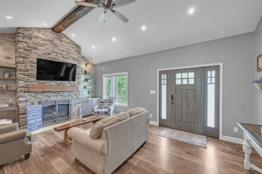 Lakeside Retreat With Hot Tub & Game Room 3 Bedroom Home - Image 1