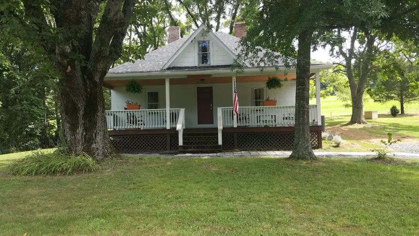 Farm house at the Peach Orchard in Mtns - Pet Friendly - Image 1