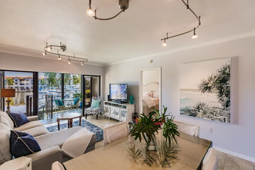 2/2 Condo 5 Min à la 5ème Av WIFI, CableTV, Piscine / Spa, Immaculée - Image 1