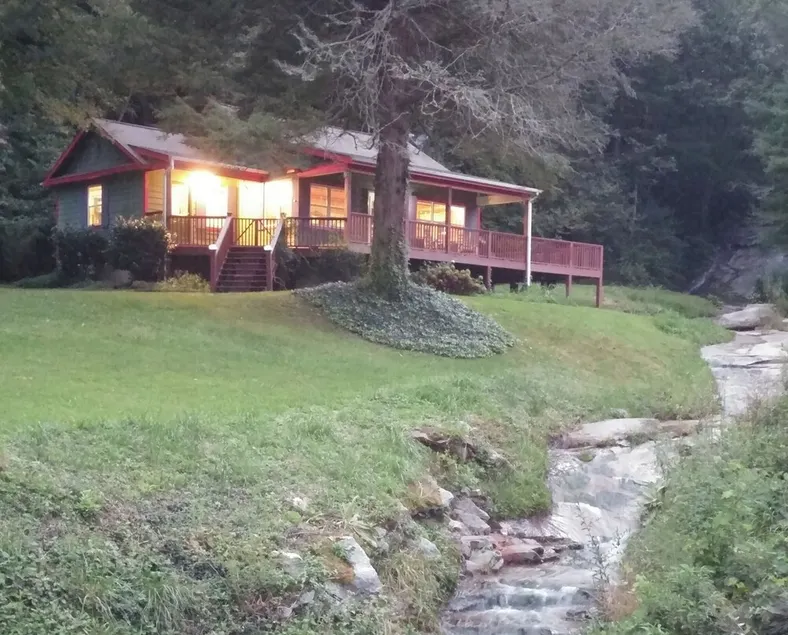 Vandfald Lodge ved Slick Rock Falls, Hot Tub, Fire Pit, WiFi indhegnet gård Kæledyr OK - Image 1