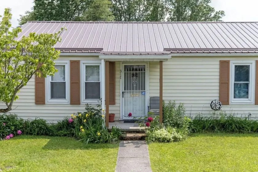 Quaint home in Oak Hill, Conveniently Located. - Image 1