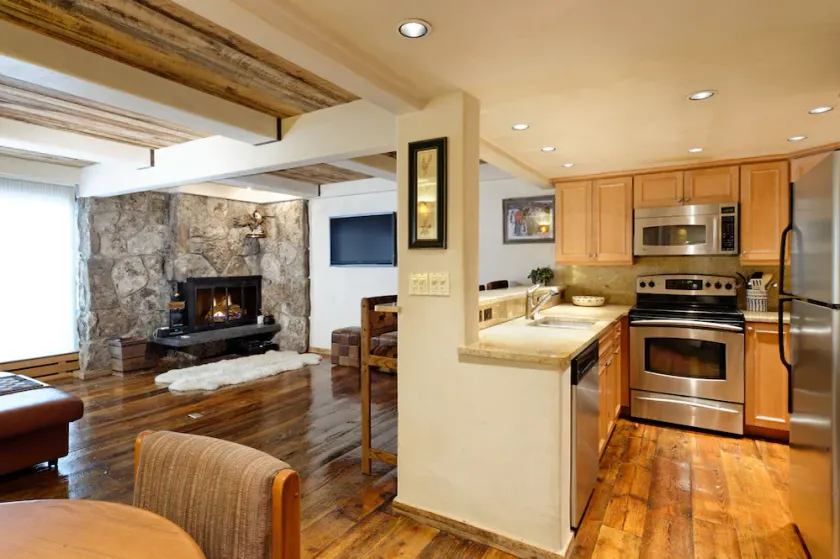 1 Bdrm, 1. 5 Bath Stonebridge très bien situé - Image 1