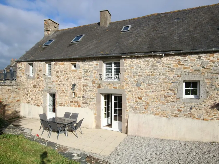 Family house with enclosed garden and spa near the beach - Image 1