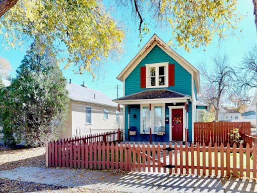 Charmig Blue Bungalow Downtown Historic Montrose - Image 1