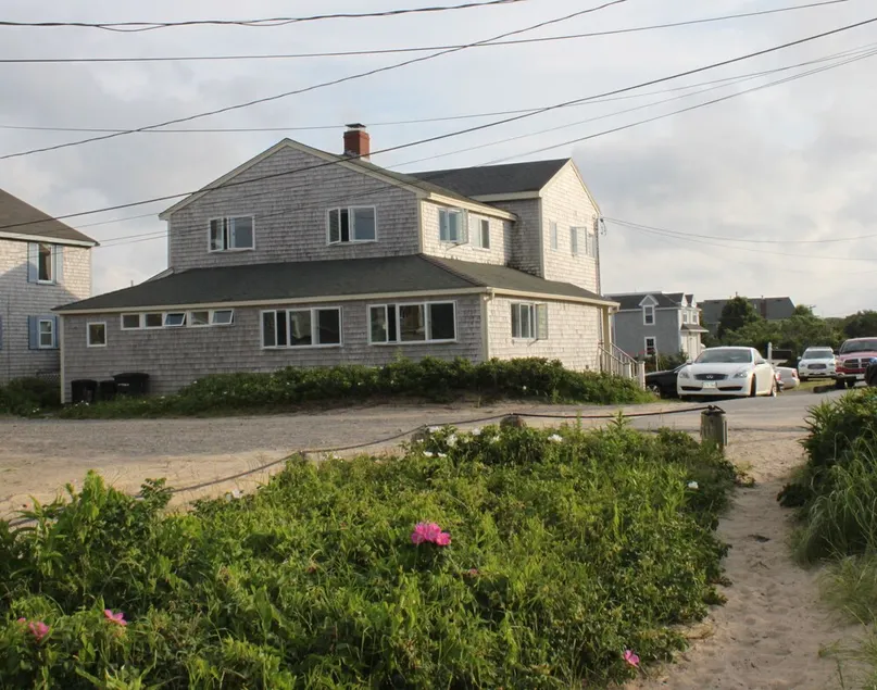 Shoreline Serenity: Your Coastal Escape - Image 1