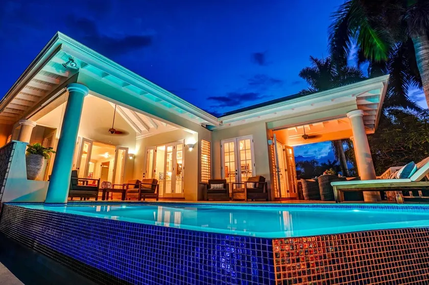 New 4 bedroom villa with infinity pool. 4 minute walk to Beach! - Image 1