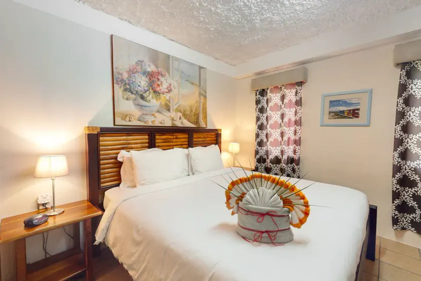 Perfectly located apartment w/ WiFi, AC, shared garden/pool - steps to seashore - Image 1