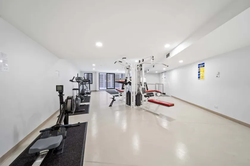 Inner-City 2-Bed with Parking, Pool, Gym & BBQ - Image 1