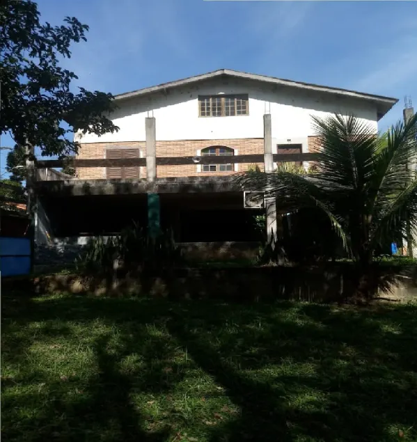 Haus mit großer Grünfläche mit Park und Damm in der Nähe. - Image 1