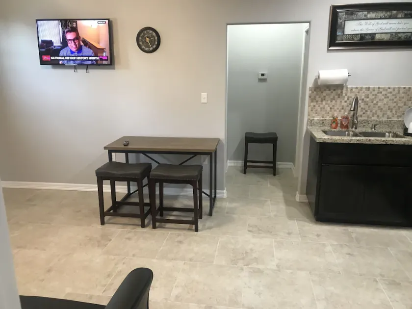 3- Queens/ sleeps 6 - Image 1