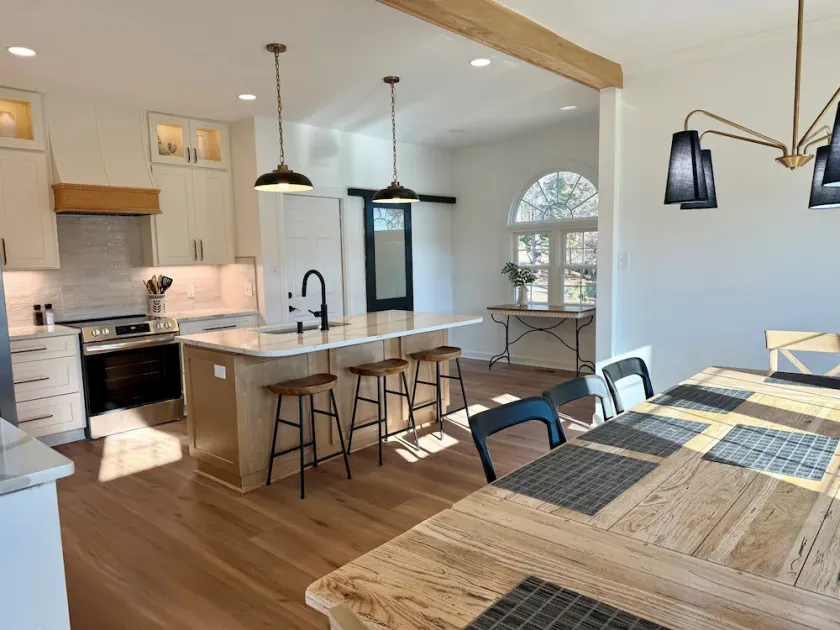 💥Luxury Waterfront Retreat Fully Renovated HotTub Kayaks  Paddle board Gameroom - Image 1