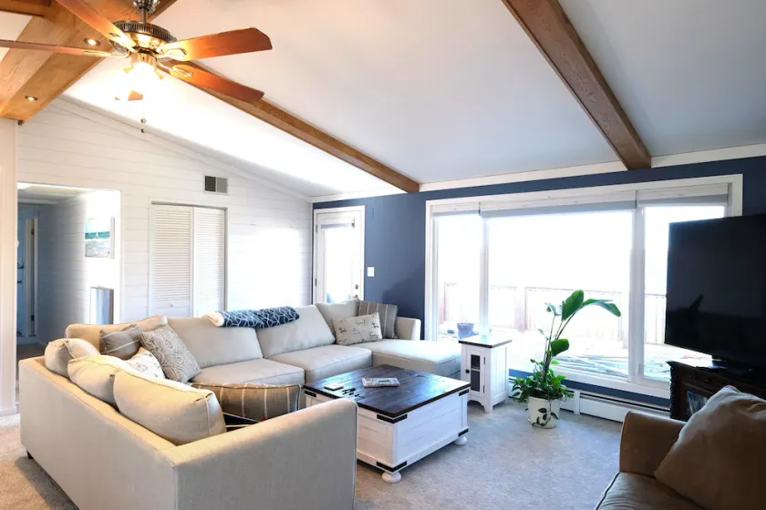 The Boathouse 4 Bed 2 1/2 Bath Lake Home  - Image 1