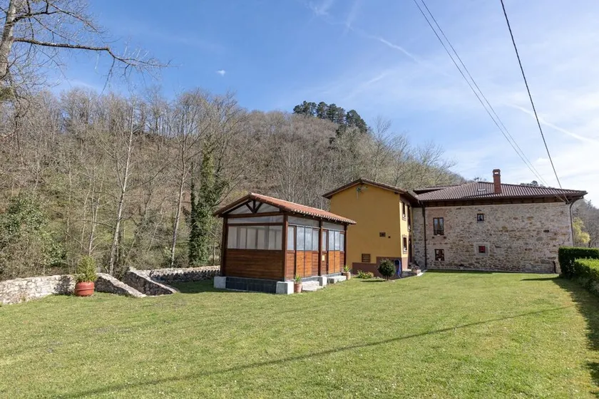 GREAT RURAL ACCOMMODATION FLOREU DE REMIS FOR FAMILYS AND GROUPS - Image 1