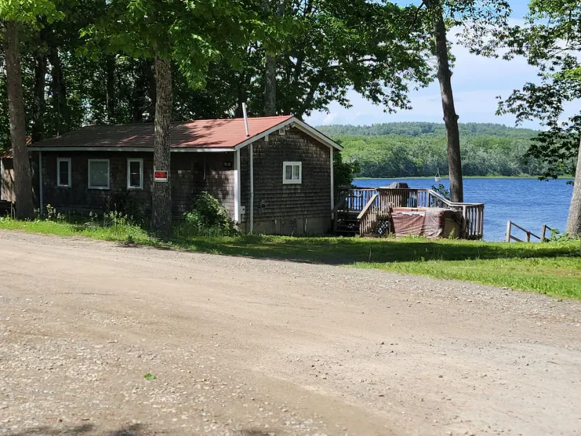 Beautiful lake side cottage - Image 1