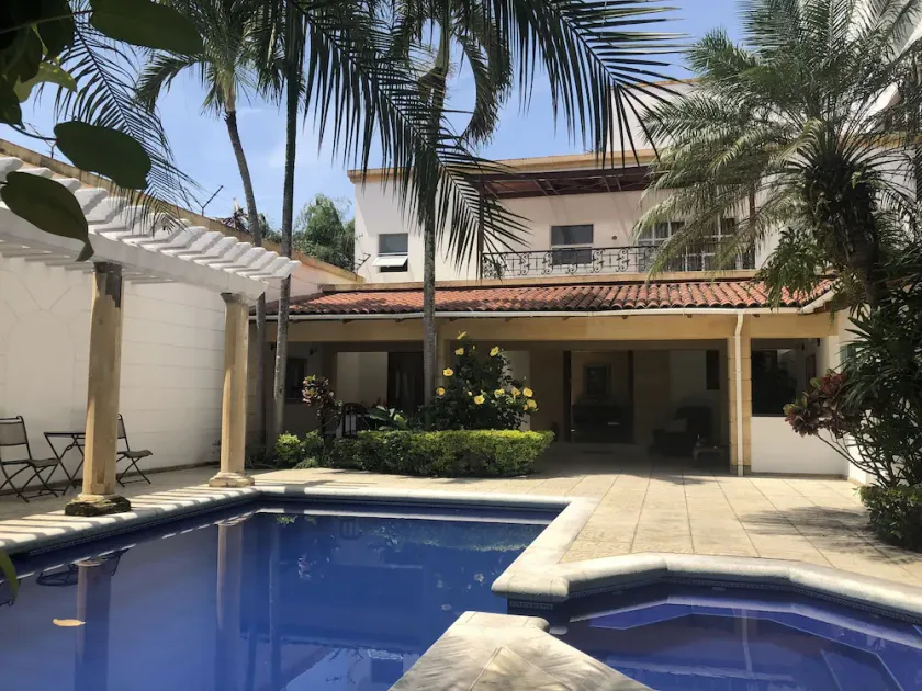 Beautiful big house, near restaurants, unicentro, jardín plaza and more. - Image 1