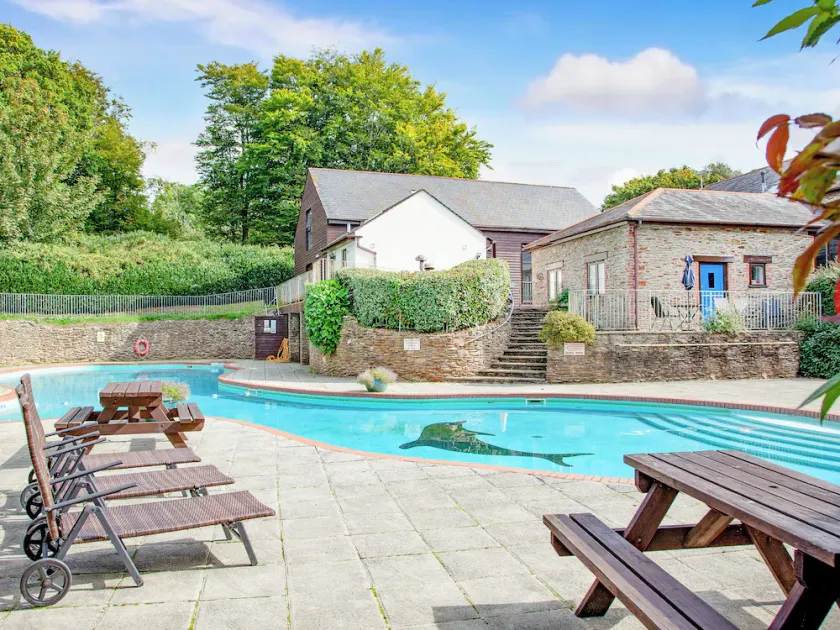 2 bedroom accommodation in Modbury - Image 1