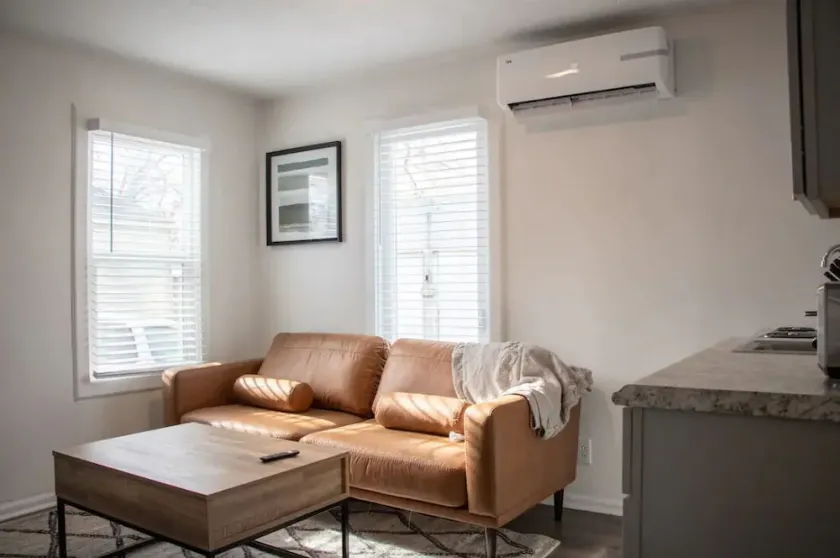 Cozy Downtown Apartment: Pet-Friendly Retreat - Image 1