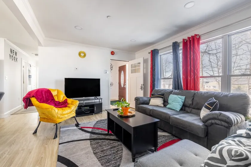 Modern 4BD/3BA w/Parking & deck & 29 min>NYC - Image 1