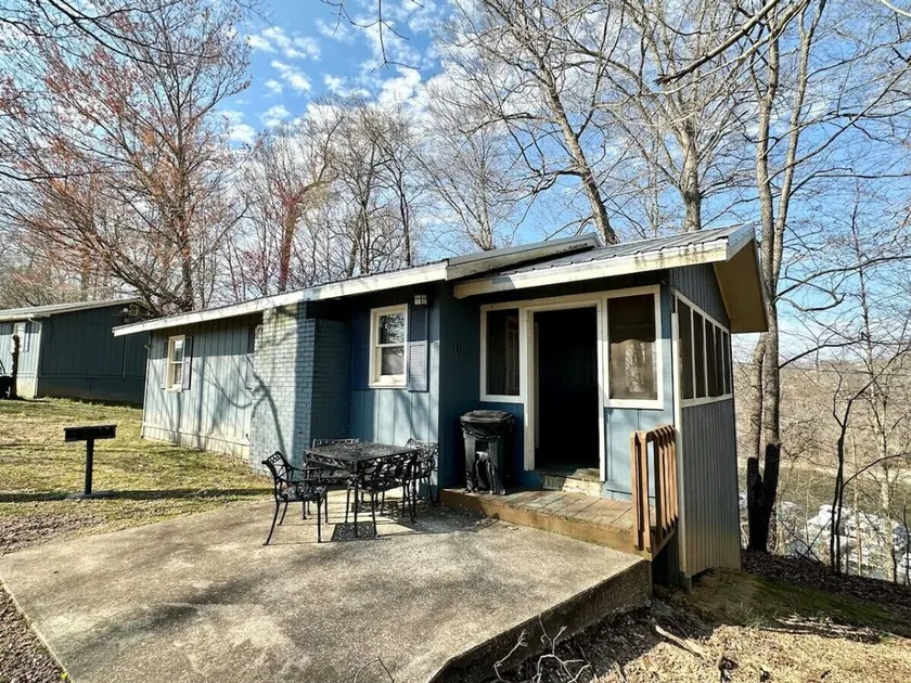 Cottage 16- Lee’s Ford Marina - Image 1