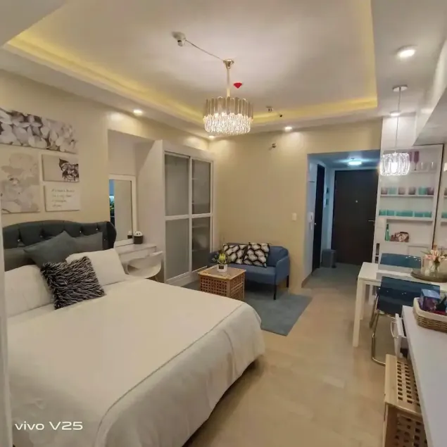 Manhattan plaza 2 araneta cubao with Balcony karaoke, netflix, washing machine - Image 1